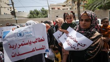 احتجاج في غزة على تعليق برنامج الأغذية العالمي مساعداته (مصطفى حسونة/ الأناضول)