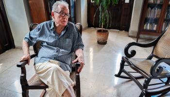 الكاتب الكوبي أنطون الرُّفات في بيته في الهافانا، 15 أيلول/سبتمبر، 2022 (Getty)