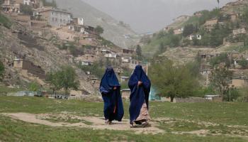 نساء أفغانيات وبرقع في أفغانستان (عمر أبرار/ فرانس برس)