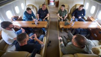 زيلينسكي مع قادة آزوف عائدا من تركيا (وكالة الأنباء الأوكرانية)