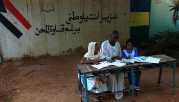 غادر آلاف السودانيين المدن عائدين إلى قراهم (أشرف شاذلي/فرانس برس)