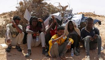 مهاجرون غير نظاميين عند حدود ليبيا بعد طردهم من تونس (محمود تركية/ فرانس برس)