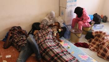مهاجرون غير نظاميين في مركز في ليبيا بعد طردهم من تونس (محمود تركية/ فرانس برس)