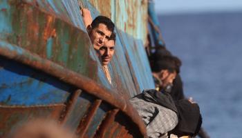 مهاجرون عند سواحل اليونان في رحلة هجرة سابقة (كوستاس ميتاكساكيس/ فرانس برس)