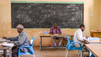 تصحيح امتحانات مدرسية في السودان (فرانس برس)