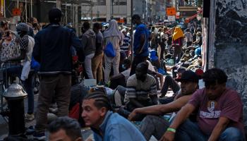 مهاجرون مشردون أمام فندق في نيويورك 2 (أليكسي روزنفلد/ Getty)
