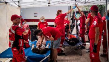 نقطة الصليب الأحمر الإيطالي لاستقبال المهاجرين في لامبيدوزا الإيطالية (أليساندرو سيرانو/ فرانس برس)