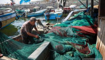 صِناعة و"ترقيع" شِباك الصيادين في غزة (عبد الحكيم أبو رياش)