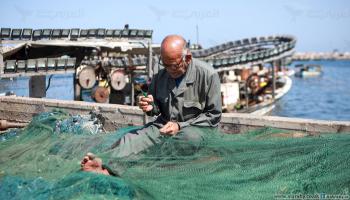 صِناعة و"ترقيع" شِباك الصيادين في غزة (عبد الحكيم أبو رياش)