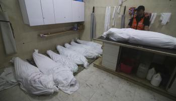 جثث في أحد مستشفيات غزة (حاتم علي/ أسوشييتد برس)