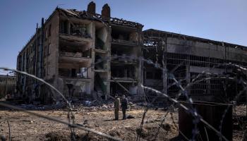 مجمع لصناعة الأسلحة دمرته روسيا قرب كييف، إبريل 2022 (Getty)