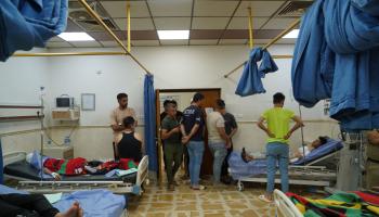 مصابون في حريق الحمدانية في مستشفى في الموصل (إسماعيل عدنان يعقوب/ الأناضول)