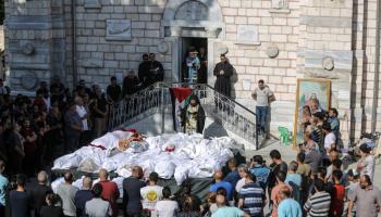 جنازة ضحايا كنيسة الروم الأرثوذكس في غزة (علي جاد الله/ الأناضول)