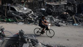 فلسطيني وسط دمار غزة (سعيد الخطيب/ فرانس برس)