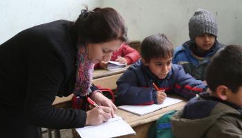 مدرّسة وتلاميذ في القامشلي في سورية (دليل سليمان/ فرانس برس)