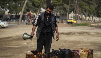 لا يملك غالبية السوريين المال لشراء وقود التدفئة (دليل سليمان/فرانس برس)