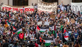 طلاب جامعة هارفارد يطالبون بوقف المجازر في غزة (جوزيف بريزيوسو/فرانس برس)