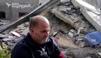 فلسطيني يبحث عن ذكرياته مع ابن عمه الشهيد تحت أنقاض منزله في غزة