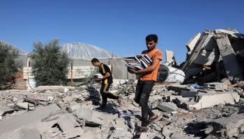 يجمعون الكتب من بين أنقاض مركز ثقافي دمره قصف إسرائيلي في رفح جنوب قطاع غزة في 18/ 11/ 2023 (فرانس برس)