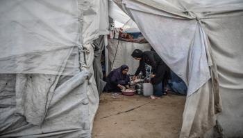 عائلة فلسطينية في خيمة في مستشفى ناصر في خانيونس جنوبي قطاع غزّة في 3/ 12/ 2023 (الأناضول)