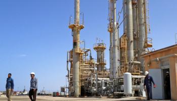 عقود من مشاكل التلوّث النفطي في منطقة الواحات الليبية (فرانس برس)