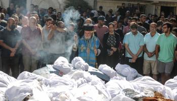 تشييع شهداء كنيسة القديس برفيريوس في غزة (علي جاد الله/ الأناضول)