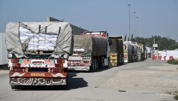 شاحنات مساعدات إنسانية عند معبر كرم أبو سالم (ألبرتو بيتسولي/ فرانس برس)