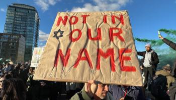 يهودي بريطاني يرفع لافتة كُتب عليها "ليس باسمنا"، نوفمبر/ 2023 (ربيع عيد/العربي الجديد)