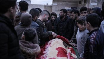 سورية ريف إدلب، أهالي معارة النعسان يحملون جثمان الطفل (فيسبوك)