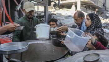 توزیع وجبات ساخنة على النازحين جنوب غزة