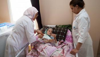 يعاني الممرضين في المغرب من ظروف عمل قاسية وسط قلة الموارد والتجهيزات (جلال مرشدي/ الأناضول)