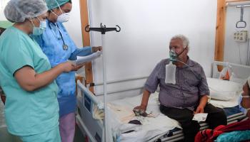 يُطالب أطباء في تونس بقوانين تحميهم من الاتهامات الباطلة (فتحي بلعيد/ فرانس برس) 