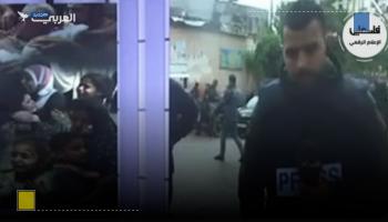 مراسل تلفزيون فلسطين في غزة يسقط أرضاً على الهواء