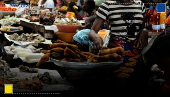 أكلات تُعرَض في الشوارع تنتظر الجماهير في كأس أفريقيا 