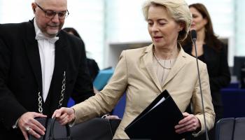 رئيسة المفوضية الأوروبية، فون دير لاين لدى وصولها البرلمان الأوروبي باسترابورغ (getty)
