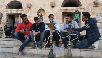 يدخنون النراجيل في مدينة عمان القديمة (خليل مزرعاوي/ فرانس برس)