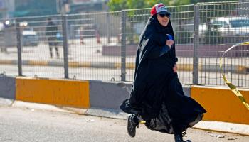 امرأة عراقية في ماراثون البصرة جنوبي العراق في عام 2019 (حسين فالح/ فرانس برس)