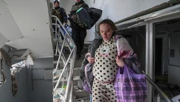 ماريوبول بعدسةٍ أوكرانية: الصمت إزاء الإبادة أشدّ هولاً (الملف الصحافي)