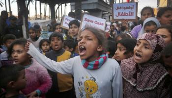 أطفال غزة يطالبون بوقف الحرب الإسرائيلية (أشرف أبو عمرة/الأناضول)