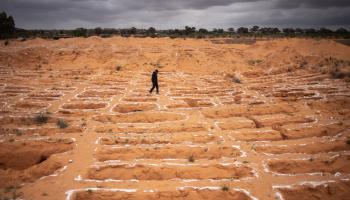 موقع مقبرة جماعية في ليبيا اكتشفت في عام 2021 (ندى حرب/ Getty)