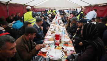 مطاعم الرحمة سمة رمضانية تتكرر في الجزائر (Getty)