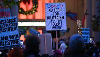 خلال احتجاج لموظفي "غوغل" على تعاونها مع إسرائيل في ديسمبر (طيفون كاسكون/ الأناضول)
