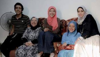 السجين المصري عمر محمد علي مع عائلته - صورة متداولة (فيسبوك)