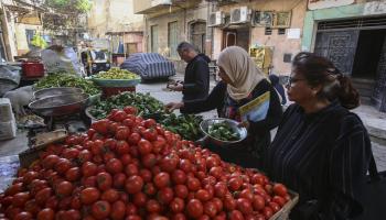 سوق خضراوات في حي السيدة زينب وسط القاهرة (Getty)