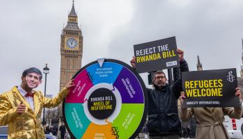 احتجاج ضد خطة رواندا أمام البرلمان البريطاني (مارك كيريسون/Getty)