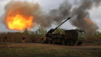 الجيش الأوكراني في خاركيف يقصف المواقع الروسية، الأحد الماضي (أناتولي ستيبانوف/فرانس برس)
