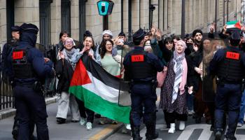 شرطة وتظاهرة تضامن مع غزة أمام جامعة السوربون في باريس - 29 إبريل 2024 (فرانس برس)