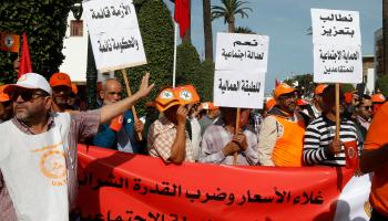 عمال مغاربة يحتجون على ارتفاع تكاليف المعيشة خارج مقر البرلمان في الرباط، 23 أكتوبر 2022 (فرانس برس)
