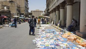 من سوق الكتاب في "شارع المتنبّي" وسط بغداد، تموز/ يوليو 2022 (Getty)