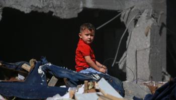 طفل فلسطيني على أنقاض منزل دمرته الغارات الإسرائيلية في غزّة، 18 حزيرانيونيو، 2024 (Getty).jpg
